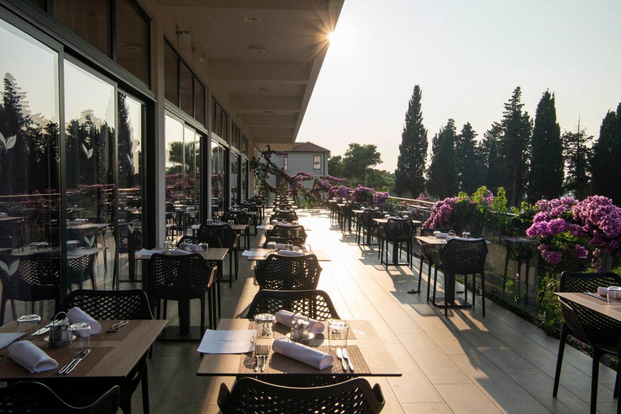 Aminess Vival Velaris Resort Supetar Exterior foto